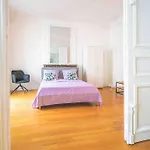 Avenue Des Champs-Elysees, Appartement D\'Exception